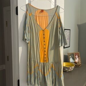 Farm Rio peekaboo shoulder tunic. Small